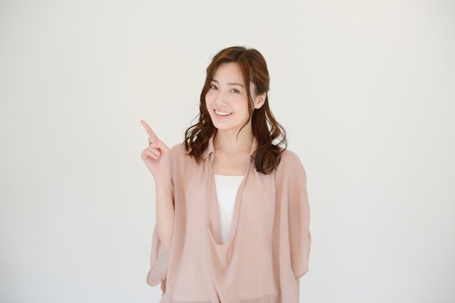 ヒントを出す女性