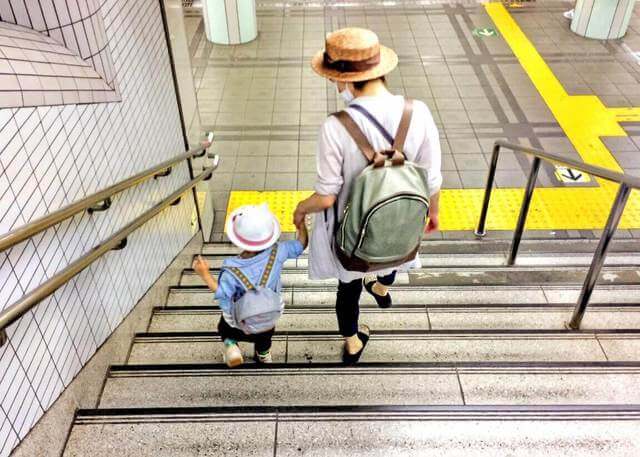 子連れの母親