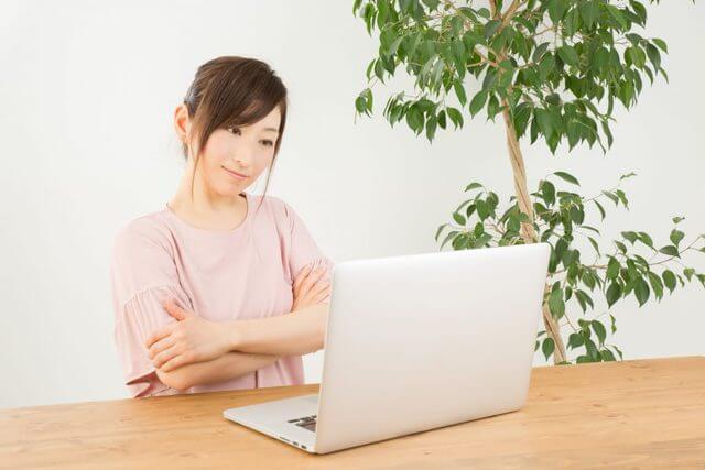 パソコンの前で考える女性
