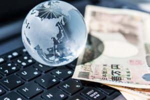 地球儀と1万円札