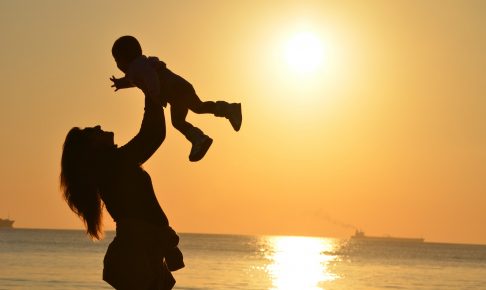 子供を持ち上げる女性