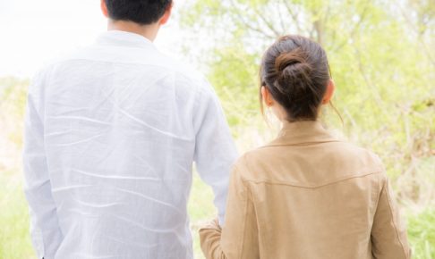 寄り添う男女