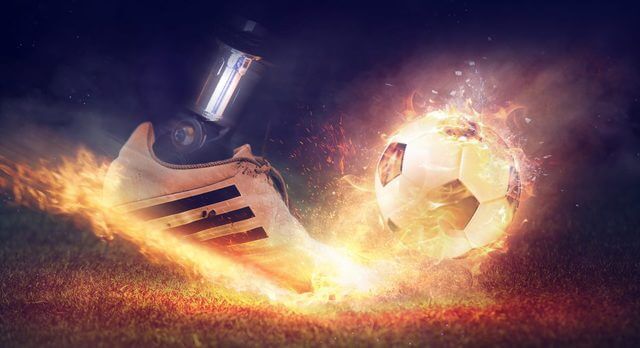 サッカーボールを蹴る瞬間